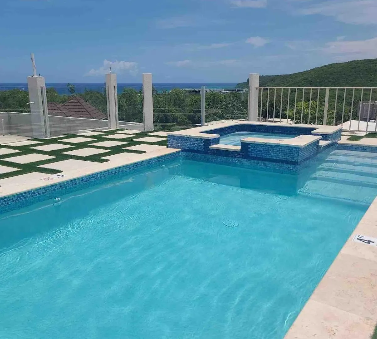 Skyline Retreat- Luxury Studio With Rooftop Pool, Tv & Ac Falmouth