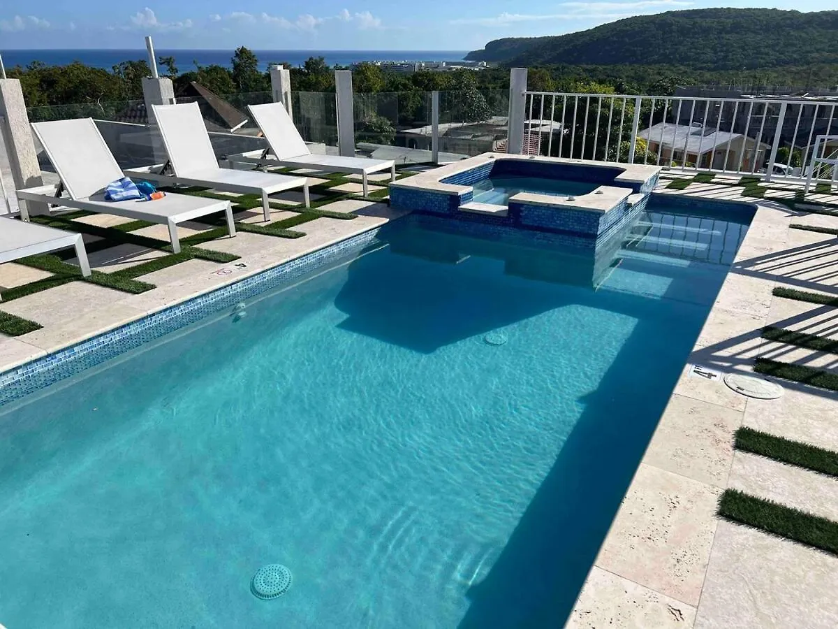 Skyline Retreat- Luxury Studio With Rooftop Pool, Tv & Ac Falmouth Сasa de vacaciones