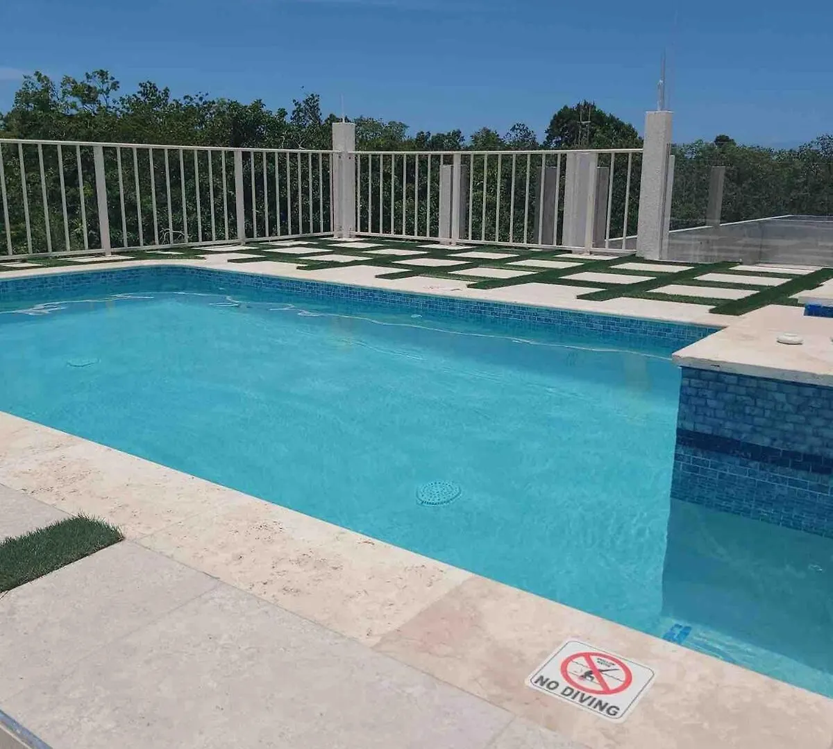 Сasa de vacaciones Skyline Retreat- Luxury Studio With Rooftop Pool, Tv & Ac Falmouth