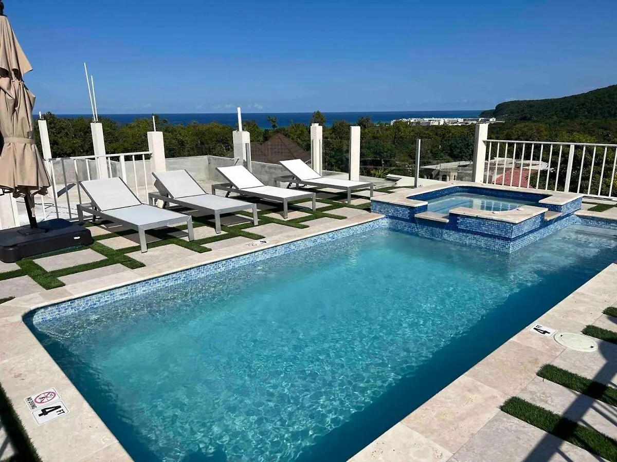 Сasa de vacaciones Skyline Retreat- Luxury Studio With Rooftop Pool, Tv & Ac Falmouth