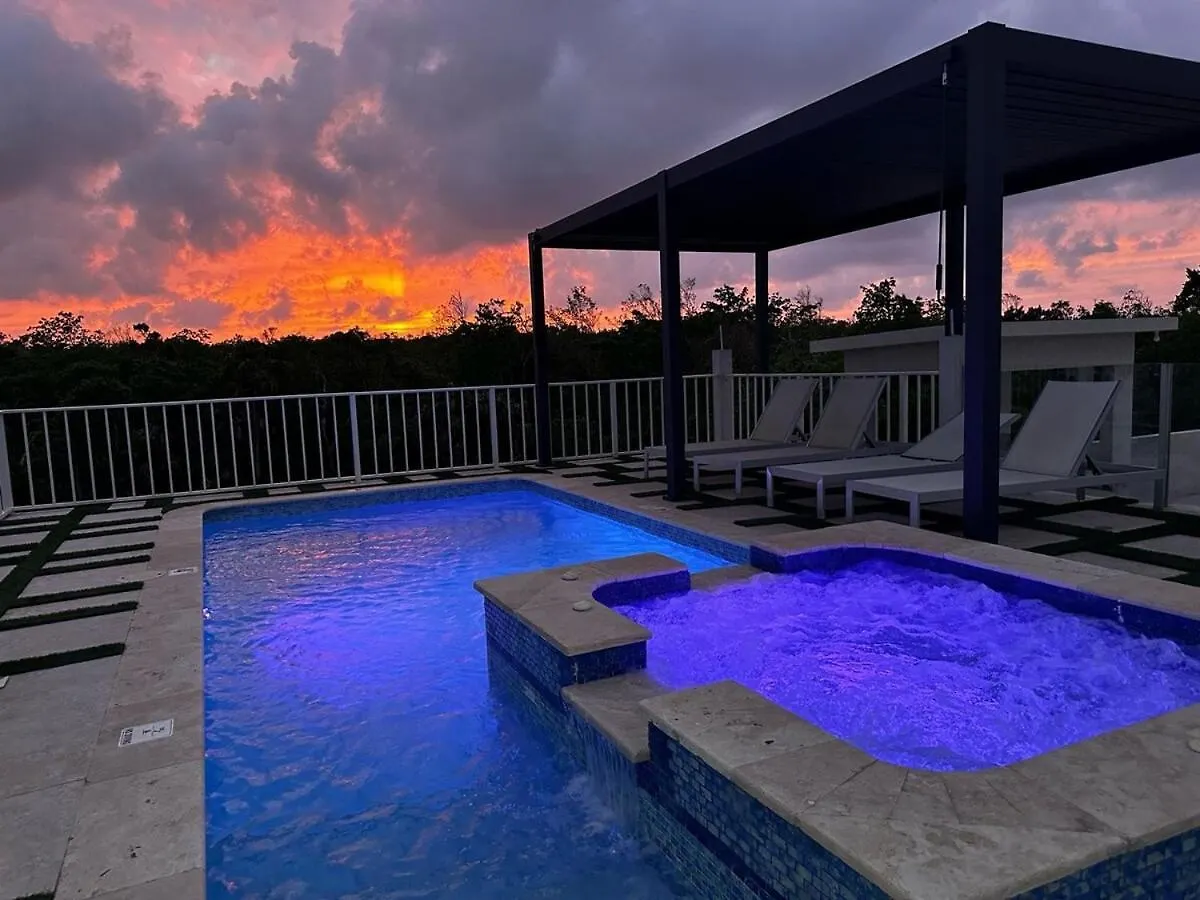 Skyline Retreat- Luxury Studio With Rooftop Pool, Tv & Ac Falmouth Сasa de vacaciones