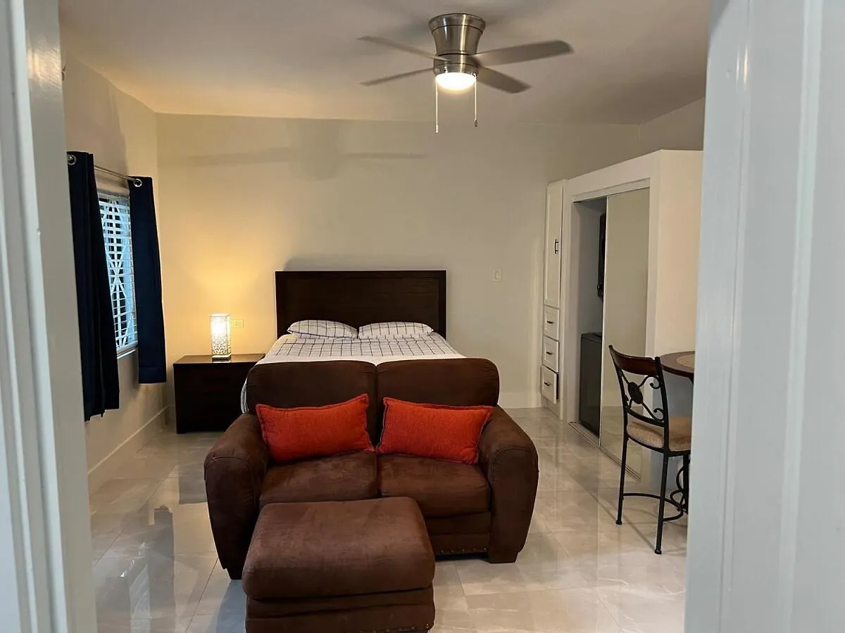 Сasa de vacaciones Skyline Retreat- Luxury Studio With Rooftop Pool, Tv & Ac Falmouth Jamaica