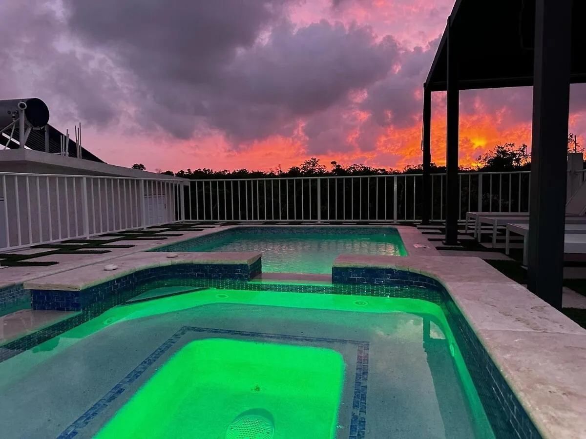 Skyline Retreat- Luxury Studio With Rooftop Pool, Tv & Ac Falmouth 0*,