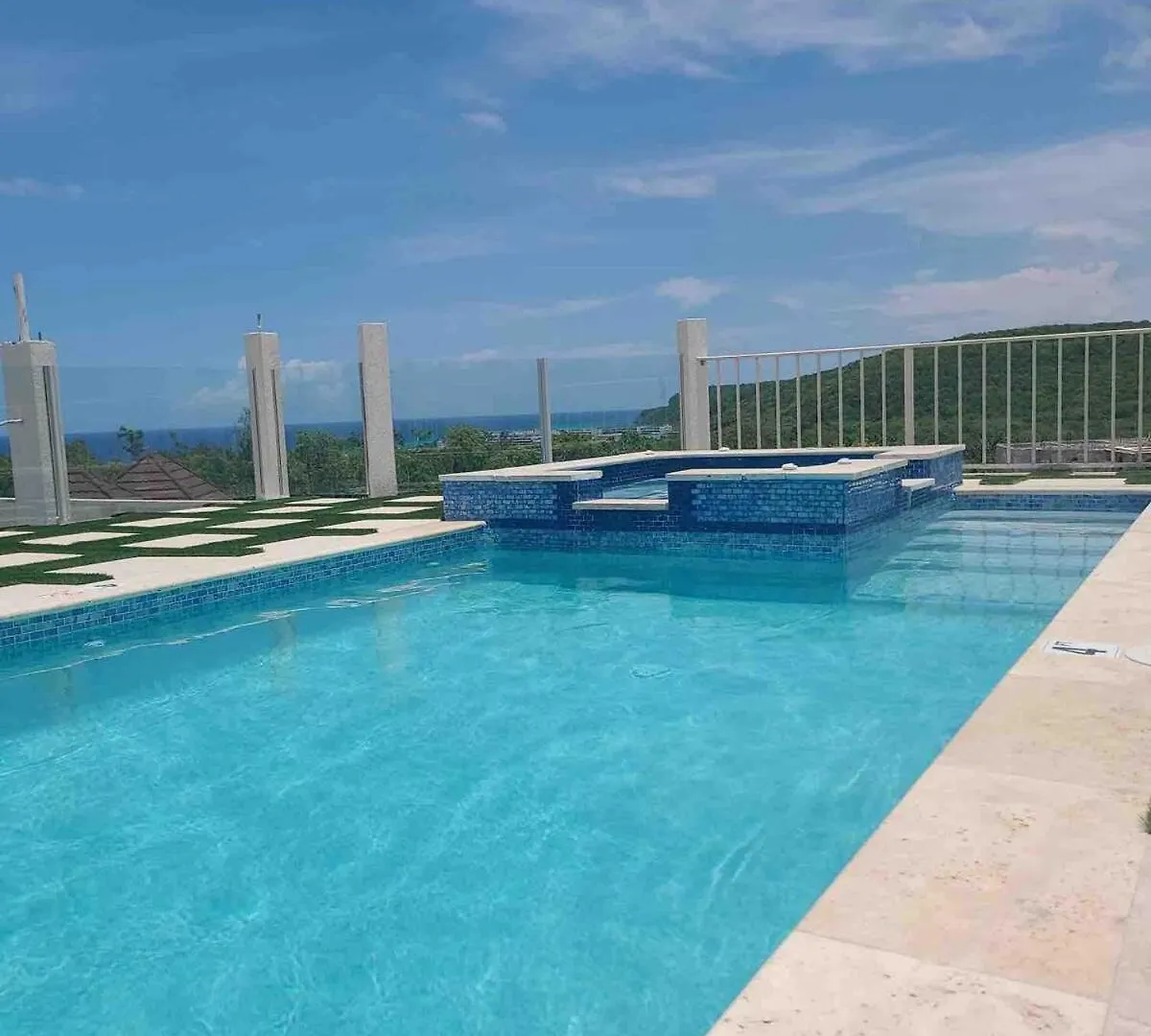 Skyline Retreat- Luxury Studio With Rooftop Pool, Tv & Ac Falmouth