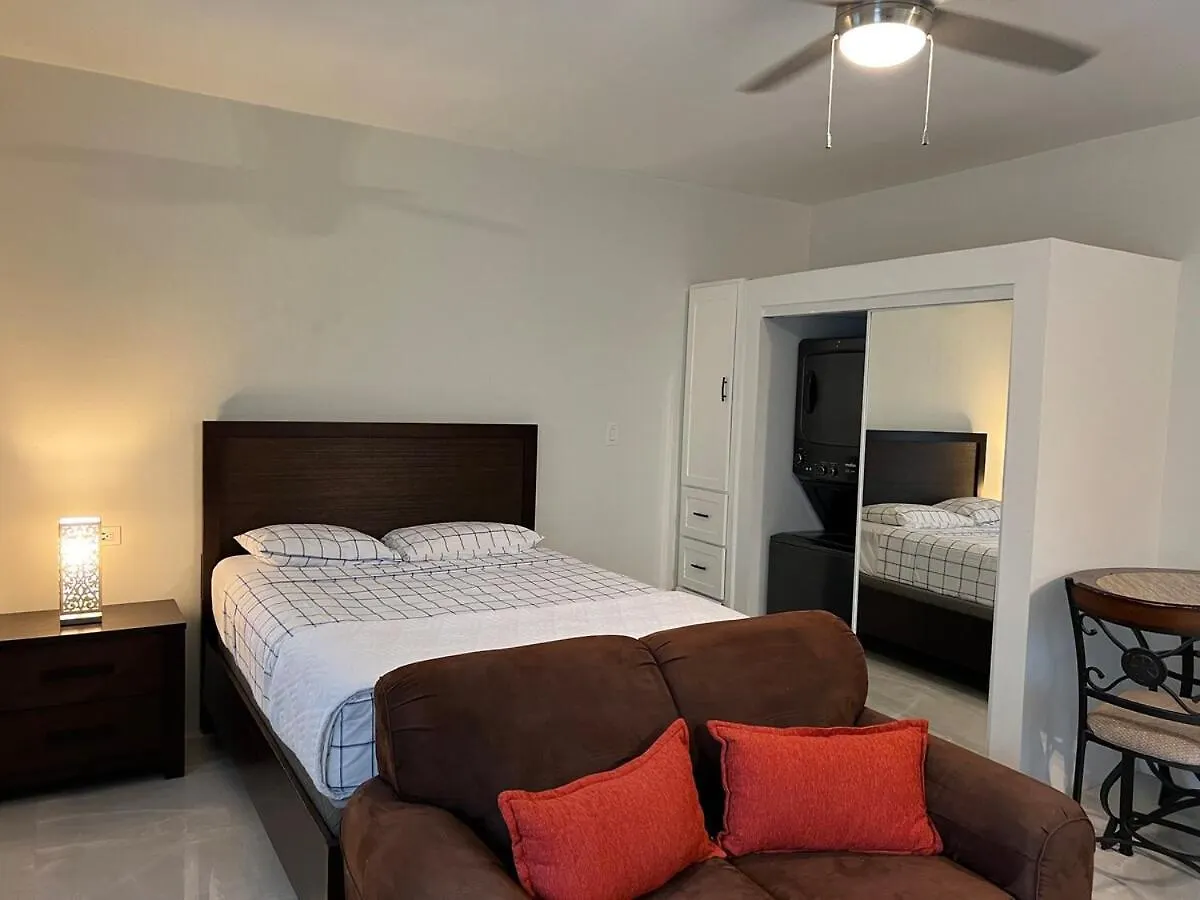 Skyline Retreat- Luxury Studio With Rooftop Pool, Tv & Ac Falmouth
