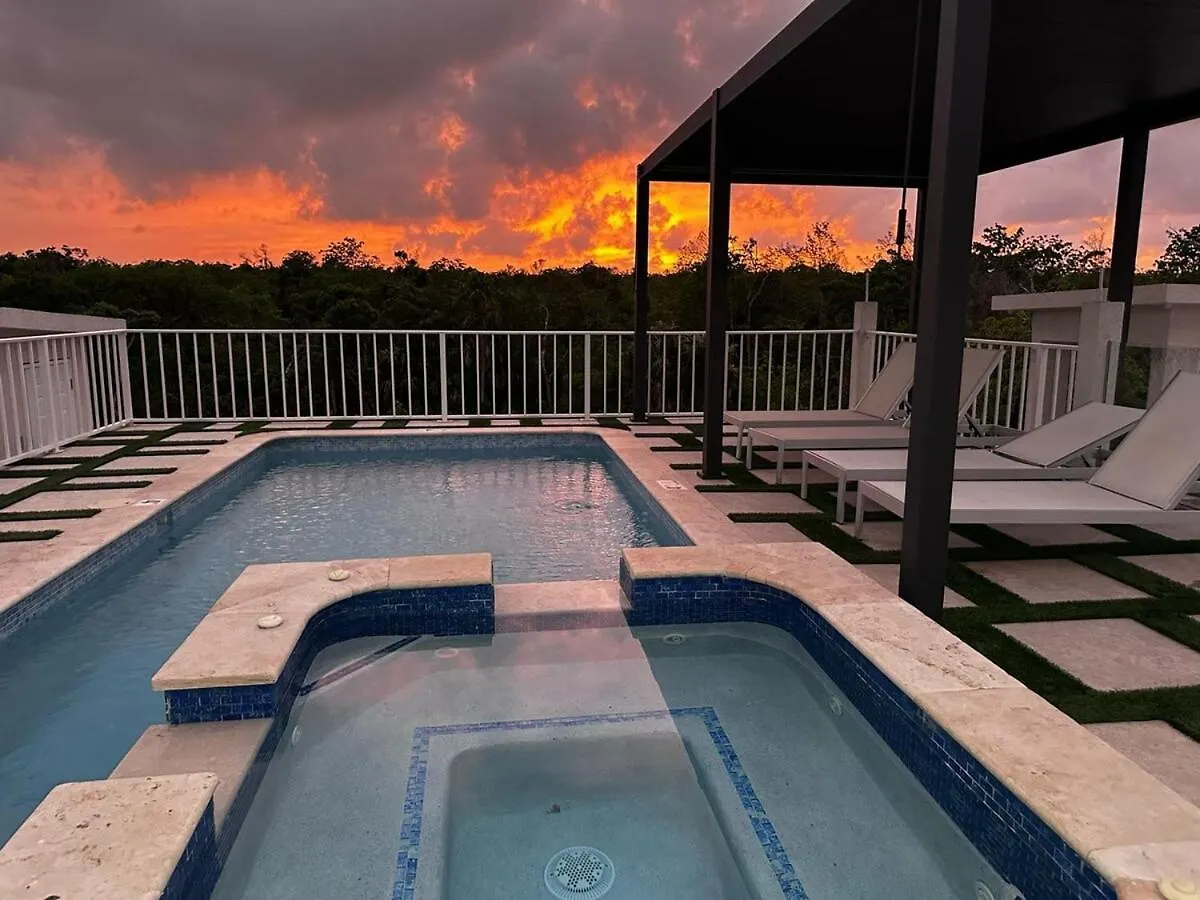 Skyline Retreat- Luxury Studio With Rooftop Pool, Tv & Ac Falmouth
