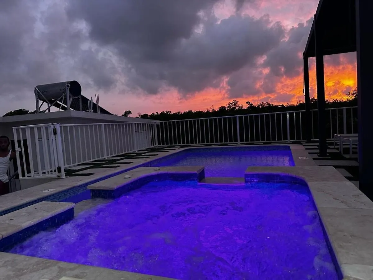 Skyline Retreat- Luxury Studio With Rooftop Pool, Tv & Ac Falmouth Сasa de vacaciones