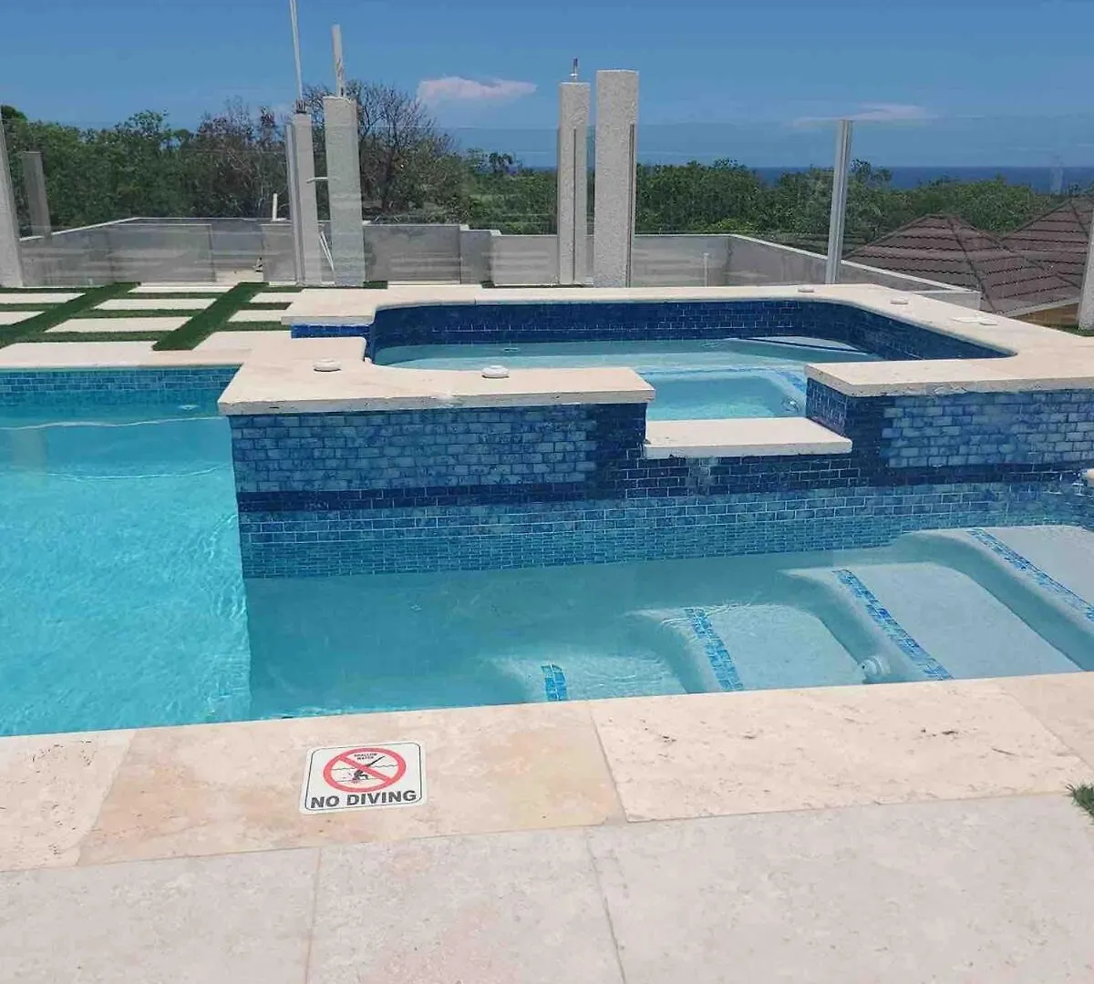 Сasa de vacaciones Skyline Retreat- Luxury Studio With Rooftop Pool, Tv & Ac Falmouth