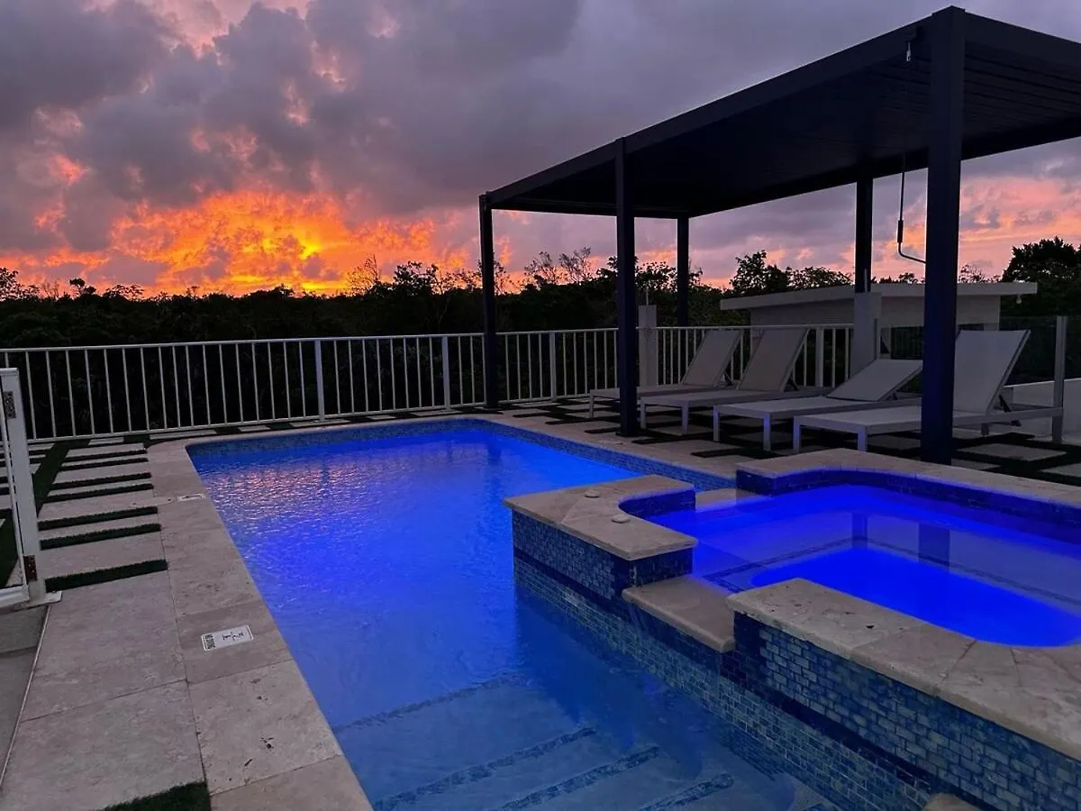 Skyline Retreat- Luxury Studio With Rooftop Pool, Tv & Ac Falmouth