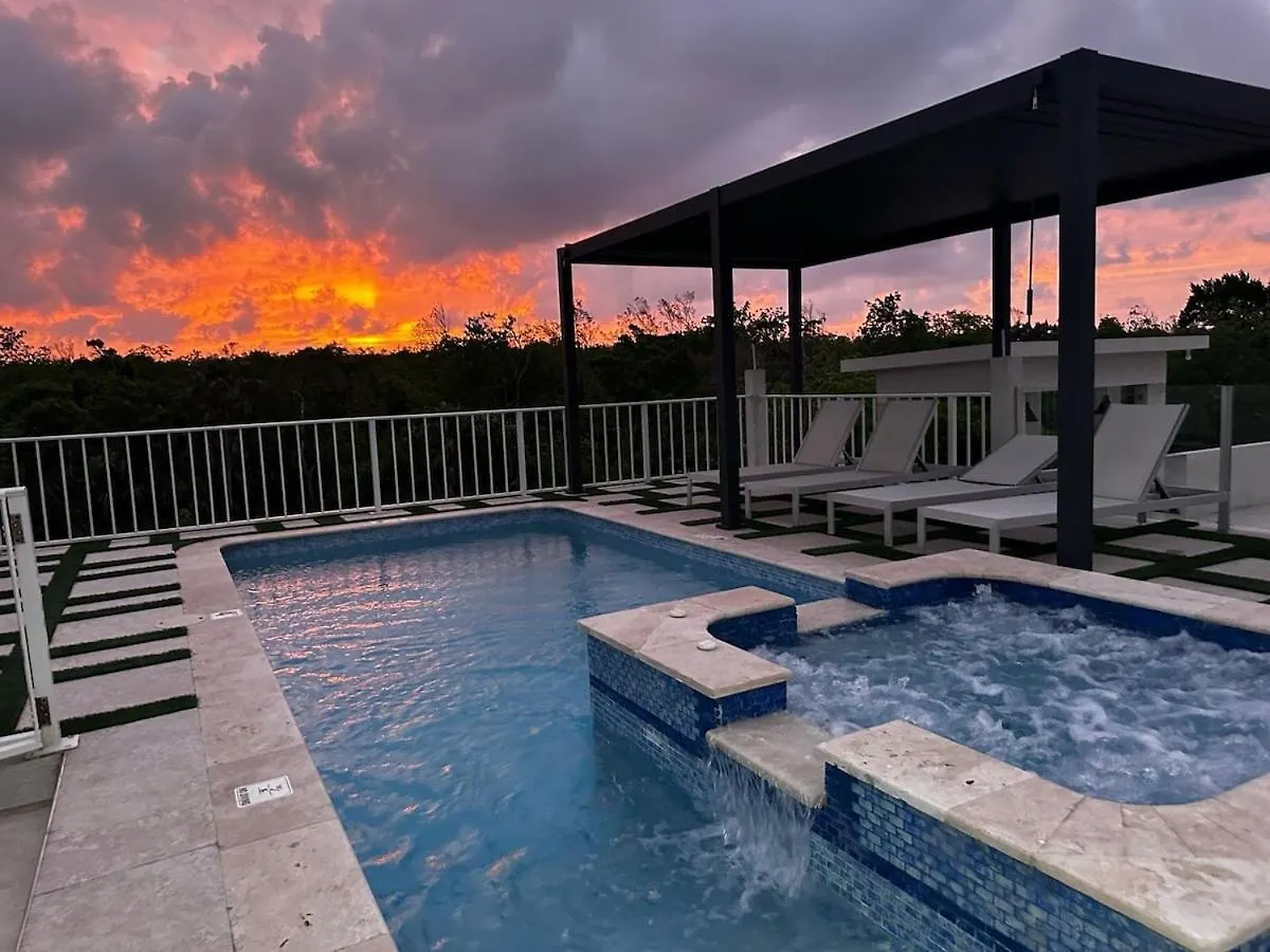 Skyline Retreat- Luxury Studio With Rooftop Pool, Tv & Ac Falmouth
